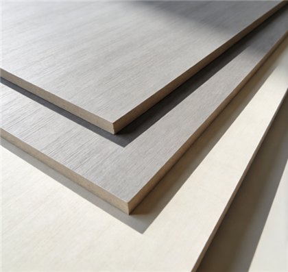Tấm MDF chống cháy nhiều lớp Hpl Tấm ván sợi mật độ trung bình chống cháy Tủ bếp E0 E1 E2HPL Lớp phủ MDF Gỗ trơn MDF đỏ cho đồ nội thất